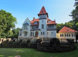 德朗堡城堡别墅酒店，位于Derenburg哈茨科里斯塔尔玻璃厂附近的酒店