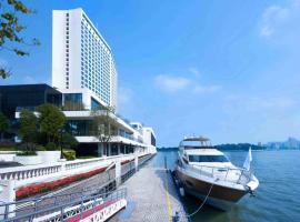 白天鹅宾馆，位于广州沙面岛附近的酒店