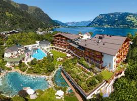 Salzburgerhof, das 5-Sterne Hotel von Zell am See，位于滨湖采尔的带按摩浴缸的酒店