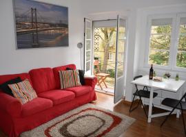 Charming Apartment to feel Lisbon，位于里斯本里斯本大学附近的酒店