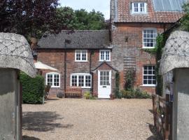 Stunning 3 bedroom self catering cottage near Stonehenge, Salisbury, Avebury and Bath All bedrooms ensuite，位于Pewsey的酒店