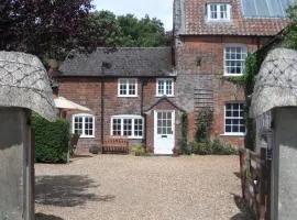 Stunning 3 bedroom self catering cottage near Stonehenge, Salisbury, Avebury and Bath All bedrooms ensuite