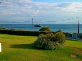 Beautiful house by the sea,Loutraki Skaloma.，位于路特奇的酒店