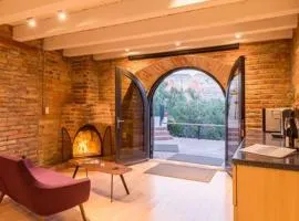 Modern, Luxury within iconic Sedona Architecture With Epic Red Rock Views Private Trail Head - Enjoy on property Sauna, Aromatherapy Steam Room, Hot Tub, Pools and Wellness Services