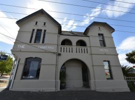 The Canberra Hotel，位于巴拉腊特的酒店