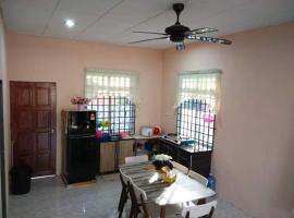 HOMESTAY AQILAH PASIR PUTEH KELANTAN，位于巴西富地的酒店