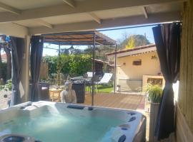 gite LAPAZ/jacuzzi privé/piscine，位于德拉吉尼昂的度假屋