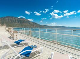 Seafront Penthouse LEO，位于卡拉马塔的酒店
