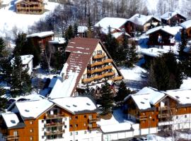 Hotel Adret，位于莱德萨阿尔卑斯蒙德兰滑雪缆车附近的酒店