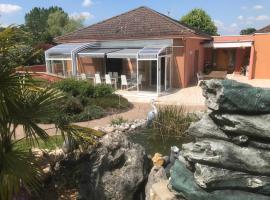 克罗尼亚尔住宿加早餐旅馆，位于瓦雷斯的带热水浴缸的酒店