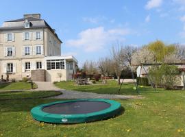 Heritage Castle in Bar sur Seine，位于塞纳河畔巴尔的度假屋