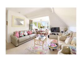 Rainbow 3BR flat & luxury Spa option，位于伯恩茅斯的度假村