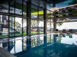 Max Health Resort SPA，位于尤斯托尼莫斯基的带按摩浴缸的酒店