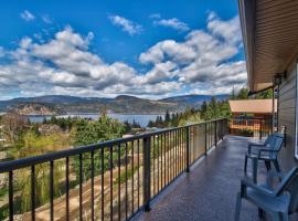 Semi-Lakefront Luxury Retreat In Blind Bay, Bc Cottage，位于Blind Bay的酒店