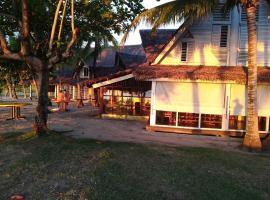 Enjoy you wonderful 1 bedroom right on the beach of Nosy be，位于Hell-Ville的酒店