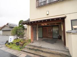 丸茂温泉旅馆，位于鸟取市鸟取县贺露螃蟹水族馆附近的酒店