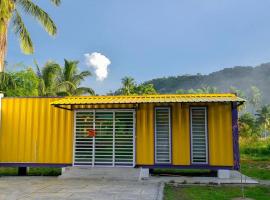 Yellow Cube at Lumut Cube Homestay Kontena，位于卢穆特的山林小屋