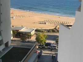 Acropole Algarve Beach Apartment，位于波尔蒂芒的酒店