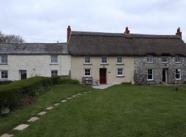 Cornish Thatched Cottage，位于Gwennap的带停车场的酒店