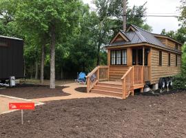 Austin's Original Tiny Home Hotel/ Oak Forest，位于奥斯汀的酒店