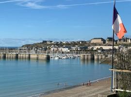 Les pieds dans l'eau accès direct à la plage !，位于格朗维尔的酒店