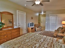 Unit 411B 1Bd 1Ba Efficiency Condo Condo，位于Birchwood的酒店