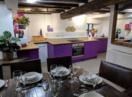 Cotswolds Valleys Accommodation - Medieval Hall - Exclusive use character three bedroom holiday apartment，位于斯特劳德的公寓