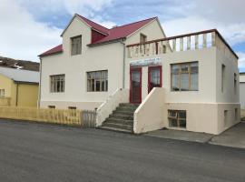 Steinhúsið，位于侯尔马维克的酒店