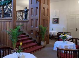 Schloss Knezice，位于Petrovice u Susice的酒店