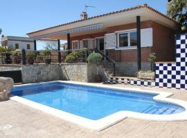 Chalet con piscina privada en zona tranquila de Cambrils，位于坎布里尔斯的木屋