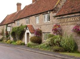 Falcon Hotel，位于Castle Ashby的酒店