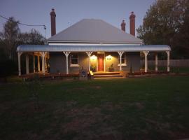 Kings Cottage Uralla，位于Uralla的酒店