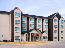 Quality Inn & Suites Robbinsville，位于罗宾斯维尔的酒店