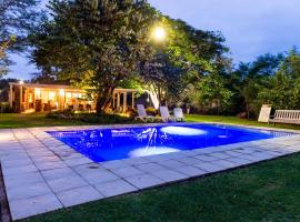 Biweda Nguni Lodge，位于Mkuze的带泳池的酒店