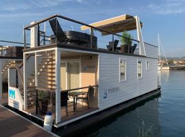 Floating House MM, Marina Portorož，位于波尔托罗的酒店