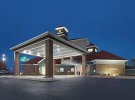 俄克拉荷马城西北高速公路拉金塔旅馆及套房酒店，位于俄克拉何马城海夫纳湖高尔夫球场附近的酒店