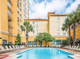 La Quinta Inn & Suites by Wyndham San Antonio Riverwalk，位于圣安东尼奥的无障碍酒店