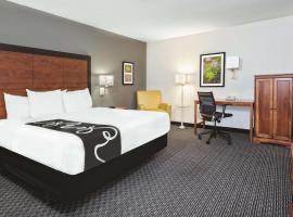 La Quinta Inn & Suites by Wyndham San Antonio Riverwalk，位于圣安东尼奥圣安东尼奥市中心 - 河滨步行道的酒店