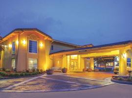 莫林机场拉昆塔酒店，位于四城国际机场 - MLI附近的酒店