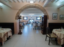 卡提娜朗琳娜小酒吧酒店，位于科里纳尔多的酒店