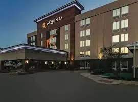 La Quinta Inn & Suites by Wyndham Cleveland Airport West