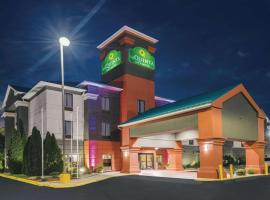 La Quinta Inn & Suites by Wyndham Louisville East，位于路易斯威尔的酒店