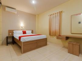 RedDoorz Plus near Pantai Malalayang Manado，位于美娜多的旅馆