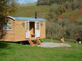 Snug Oak Hut with a view on a Welsh Hill Farm，位于布雷肯的公寓