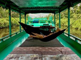 Orang Utan Houseboat 2，位于Kumai的船屋