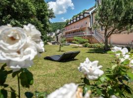 Logis Hôtel Restaurant Les 2 Rives - A75, en bordure de rivière，位于班纳萨克的酒店