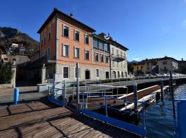 Residenza di Prestigio In Riva al Lago Marone Primo Piano，位于马罗内的酒店