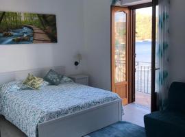 Deluxe Lipari Room，位于利帕里的海滩短租房