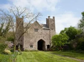 Welsh Gatehouse, Historic Castle which can cater for Electric Vehicle