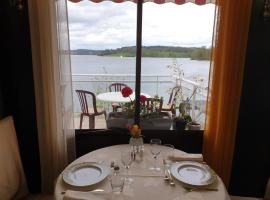 Hotel Restaurant La Caravelle，位于Peyrat-le-Château的酒店